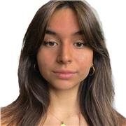 Hola! Soy Martina, tengo 19 años, acabo de terminar el bachillerato, llevo poco tiempo tocando el ukelele (un dos aproximadamente) aunque se me da muy bien ya que es muy fácil y bonito de aprender. 
 Si quieres sorprender a tus amigos, tocarles alguna can