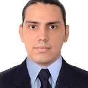 Profesor de psicología imparte clases a universitarios