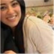 madrelingua italiana impartisce lezioni a ragazzi stranieri per migliorare la loro autostima nel parlare italiano