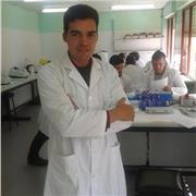 Graduado en Bioquímica, con máster en Biología molecular.