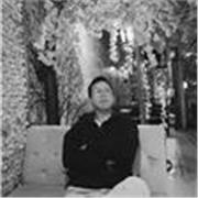 Profesor que imparte clases a jóvenes y niños