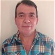 Profesor de matematicas imparte clase a niños y adolescentes en etapa de bachillerato