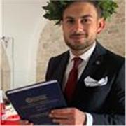 Laureato in Giurisprudenza e tirocinante presso il Tribunale Civile di Bari impartisce lezioni di diritto per studenti