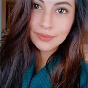 Profesosa de inglés imparte clases a niños de todas las edades