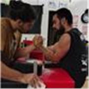 Coach specializzato in forza e condizionamento con esperienza in consulenze online per atleti e appassionati