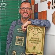 Diseñador y artesano con experiencia en crear elementos y espacios de marca originales, atrevidos y singulares.