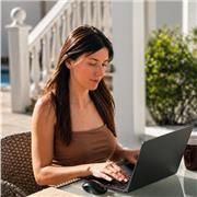 Consultora especializada en SEO, SEM e IA aplicada al crecimiento digital, con más de 10 años de experiencia ayudando a empresas