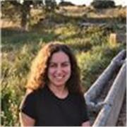 Profesora de arte y dibujo con formación en Bellas Artes y Cine, apta para todas las edades