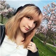 Studentessa universitaria dà ripetizioni di storia