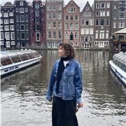 Profesora de apoyo escolar y musical. Se ofrecen clases de piano, saxofón, lenguaje musical, flauta dulce y otras materias