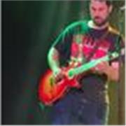 Clases de guitarra eléctrica y acústica enfocadas en rock y pop. Aprende tocando canciones desde 0 Presencial u online.