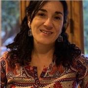 Educadora diferencial que realiza apoyo pedagógico a niños de educación general básica