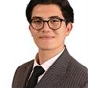 Englisch-Tutor der Kindern dabei hilft ihr Englisch zu verbessern.