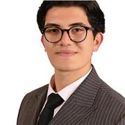 Englisch-Tutor der Kindern dabei hilft ihr Englisch zu verbessern.