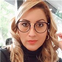 Periodista nativa de habla hispana, profesora de lengua castellana y humanidades