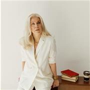 Doctorante en lettre et civilisations anglaises et enseignante universitaire depuis plus de 20 ans