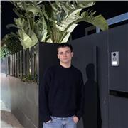 Oscar,18 años y estoy estudiando ciencias politicas en la UAB. Tengo vocación de educador y me llevo bien con niños pequeños.