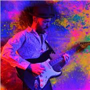 Músico polifacético con dominio en Guitarra, Canto, Composición, Producción y Enseñanza Musical