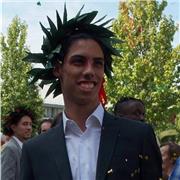 Laureato magistrale in finanza con massimi voti e con due anni di esperienza lavorativa, impartisce lezioni di economia/matematica