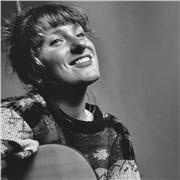 COURS DE GUITARE ACCOMPAGNEMENT + CHANT (débutant.e + intermédiaire)