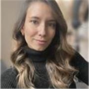 Profesora de inglés titulada por Cambridge con amplia experiencia enseñando inglés tanto a niños como a adultos. 