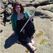 Graduada en el conservatorio superior. Doy clases de flauta travesera a todos los niveles y refuerzo en otras materias teóricas