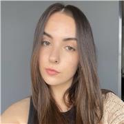 Profesora titulada en bachillerato de Ciencias Sociales, que cursa actualmente un doble grado de Publicidad y RRPP + ADE