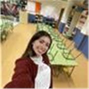 Profesora de Educación Primaria imparte clases de lengua y matemáticas a niños de esta etapa educativa