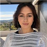 Spanisch-Tutorin für alle Altersgruppen mit praxisnaher Methode, Fokus auf Konversation, Kultur, Musik, Kunst und Geschichte.