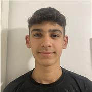 Profesor de matemáticas centrado en niños pequeños de primaria y primero de la eso