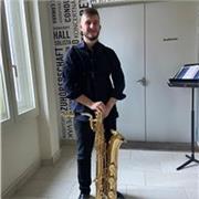 Profesor de Lenguaje Musical, Armonía y Saxofón Titulado en el conservatorio de Alcalá de Henares. Ahora cursando 3° de superior