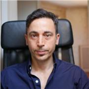 Dottore in giurisprudenza, saggista multidisciplinare, conferenziere insegna storia, lettere e filosofia