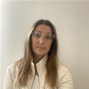 Docente di italiano e matematica che impartisce lezioni per studenti di scuola elementare