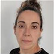 Profesora de Física y Química y Matemáticas que se dedica a la docencia desde 2011