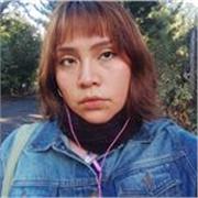 Profesora de español, con poca experiencia y disponibilidad