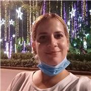 Profesora de inglés imparte clases a niños de de 6 años a 12 años