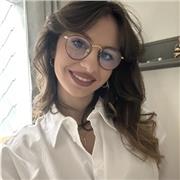 Étudiante donne des cours de soutien scolaire dans les matières littéraires comme l’histoire, le français, les sciences sociales