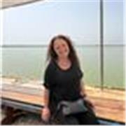 Profesora de español para extranjeros titulada desde 2008. Experiencia con estudiantes de todas las edades y niveles.