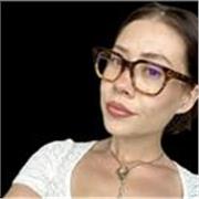 Tutrice native anglophone et multilingue spécialisée dans l'excellence académique en contexte international. 