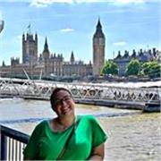 Laureata in lingue impartisce lezioni di inglese/francese, aiuto compiti, preparazione tesi, lingua italiana per stranieri