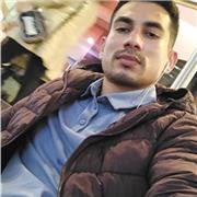 Profesor de español imparte clases a niños y adultos