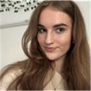 Prof franco-australienne qui enseigne l'anglais du primaire au lycée.