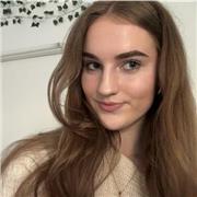 Prof franco-australienne qui enseigne l'anglais du primaire au lycée.