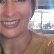 Docente di sostegno impartisce lezioni su diverse discipline