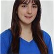 estudiante que da refuerzo a los niños que puedan necessitar 