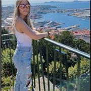 Graduada en Administración y Dirección de Empresas, con preparación de oposiciones para AEAT. Tengo gran vocación a la enseñanza