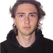 Joven con experiencia trabajando con niños y explicando materia escolar