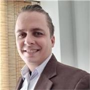 Profesor y director teatral, me enfocaría en materias de compresión lectora y apoyo a las capacidades comunicativas