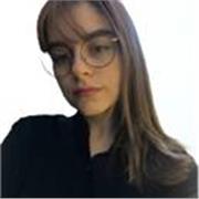 Profesora de español imparte clases a jovenes y adultos