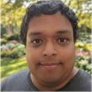 Profesor de español imparte clases a personas de todas las edades